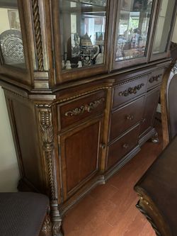 It’s a China cabinet with a table with six chairs. It has a leaf in the middle. You can make it bigger.