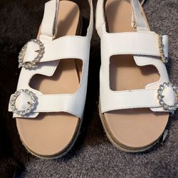 Chic White Sandals with Cushioned Sole and Adjustable Straps