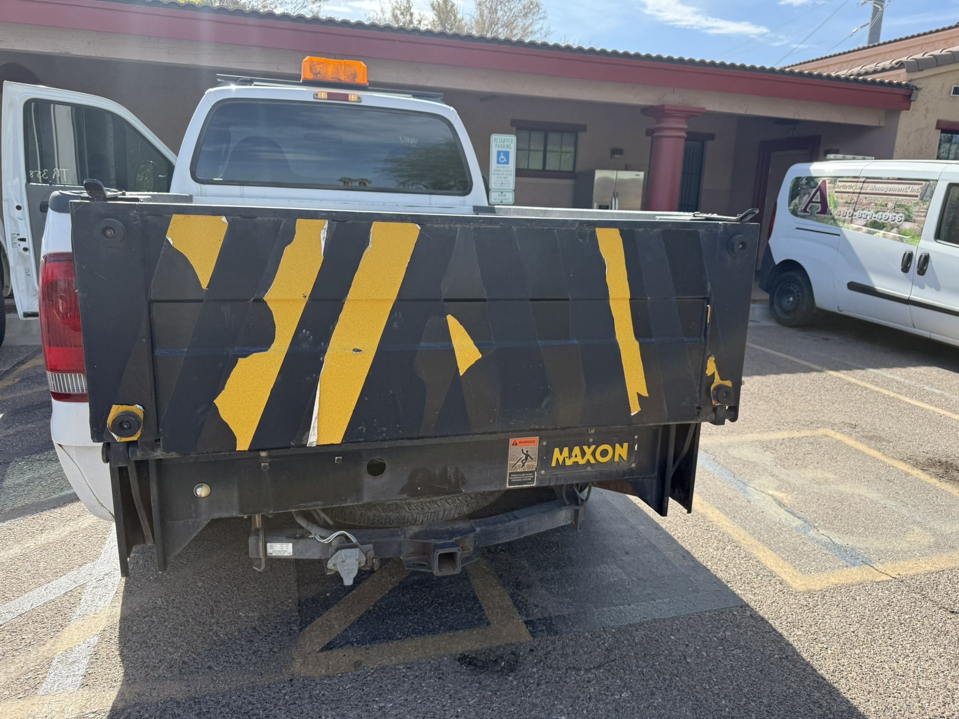 MAXON lift Gate Works Well 1300 Pounds Capacity