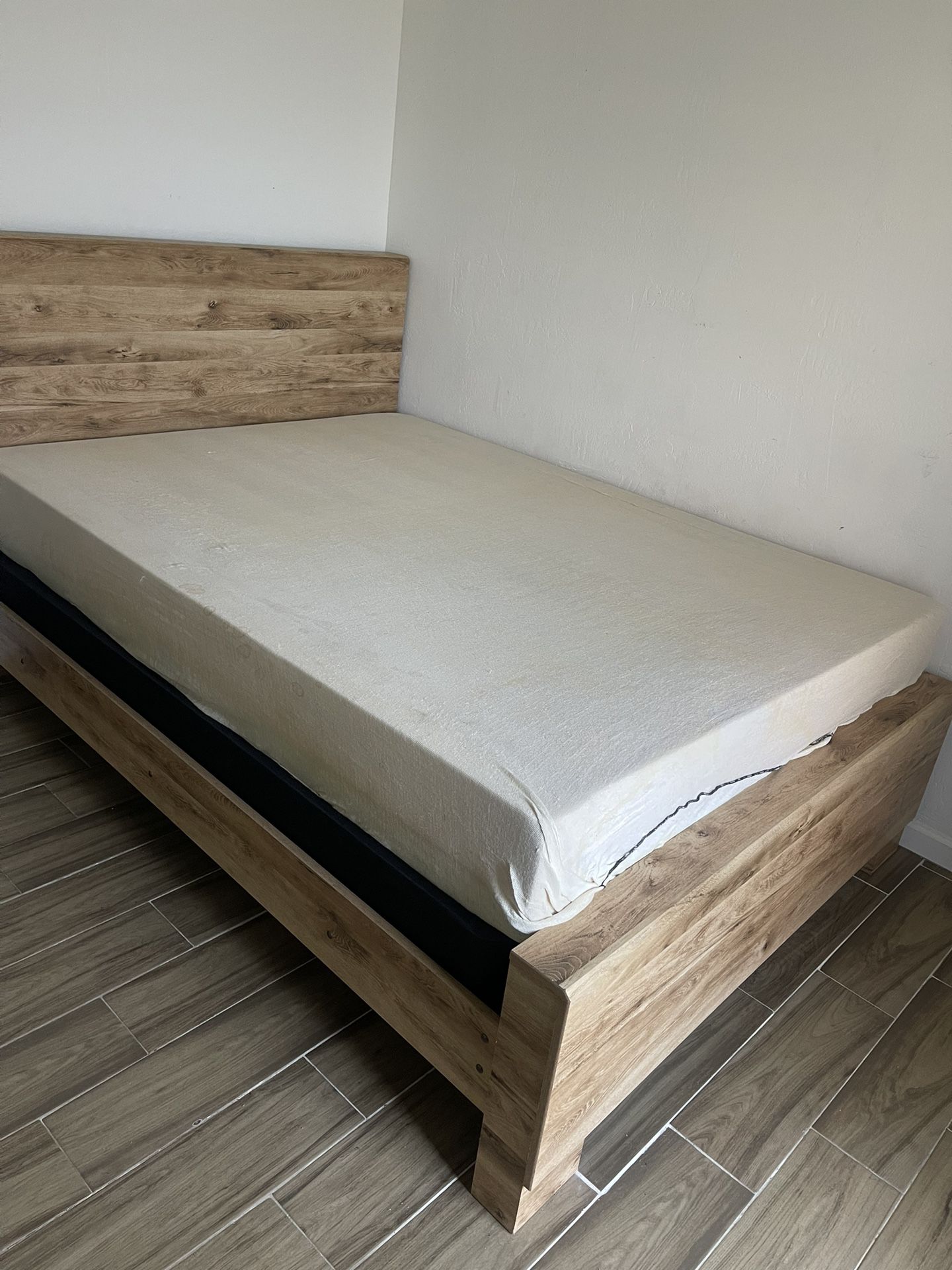 Mattress With Wooden Frames And Box Springs 