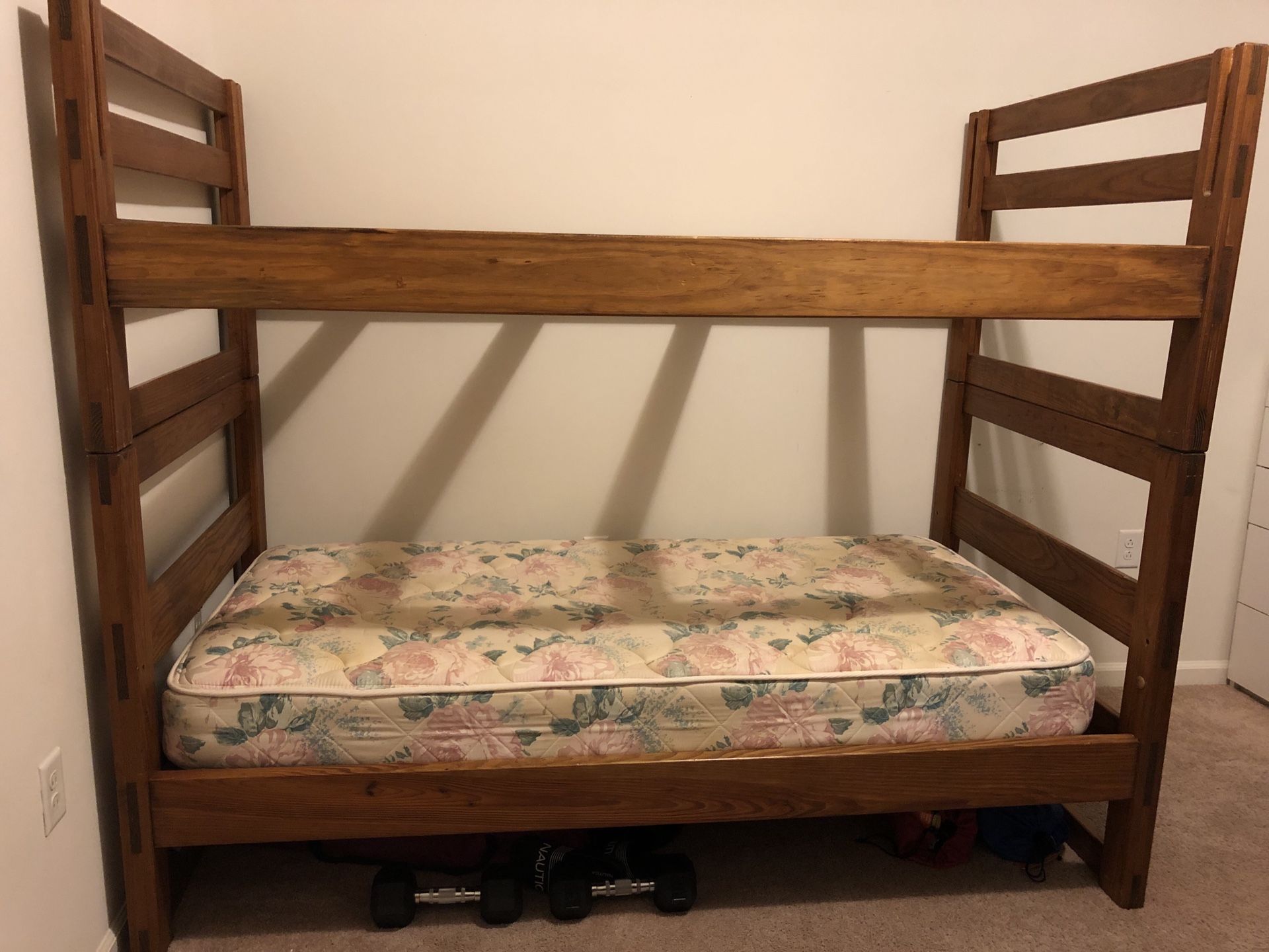 Twin bunk bed