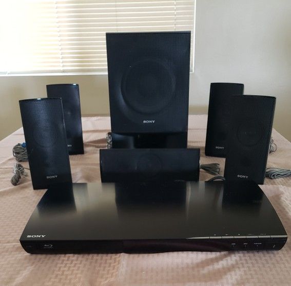 SONY®️ BDV-E385 WiFi Blu-Ray/DVD Home Theater System
Specification:
• 1000W(167Wx5+165W)5.1ch 3D Blu-ray Disc™ Theater System