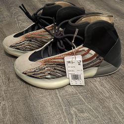 NEW YEEZY QNTM Size 10 US