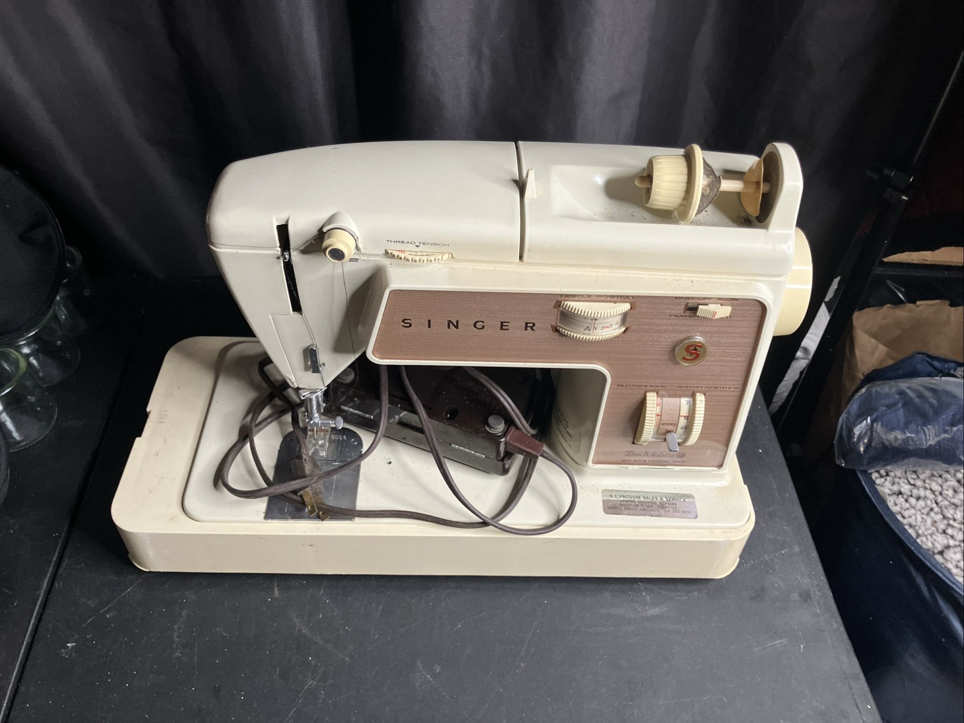 Vintage Singer Sewing Machine - Excellent Condition with Foot Pedal!