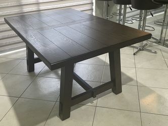 NEW extendable dining table NEW