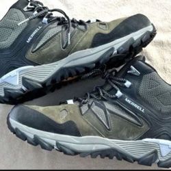 NEW MERRELL HIKING BOOTS