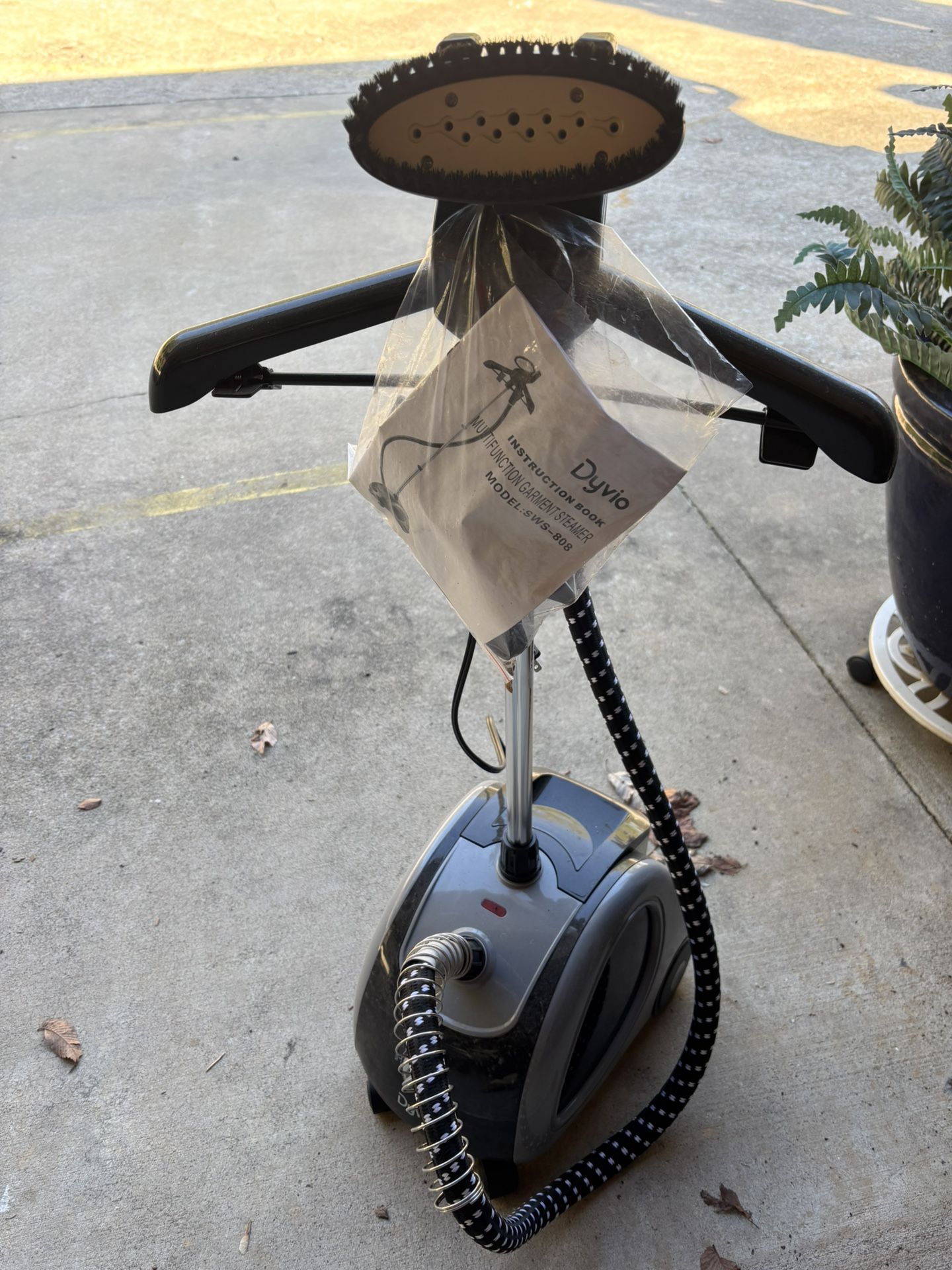 Dyvio’ Multifunctional Garment Steamer