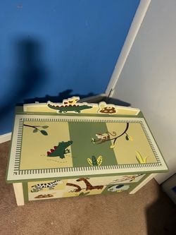 Large infant/toddler stuffed animal/toy chest