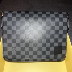 Louis vuitton messenger bag/ crossbody bag (WILL NEGOTIATE)