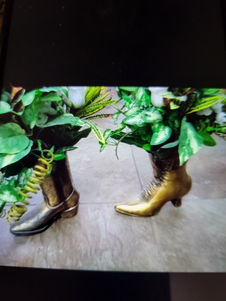 Set a brass shoes one man boot 1 lady's boot.Perfect can be used as doorstoppers or put artificial flowers in them set one hundred dollars