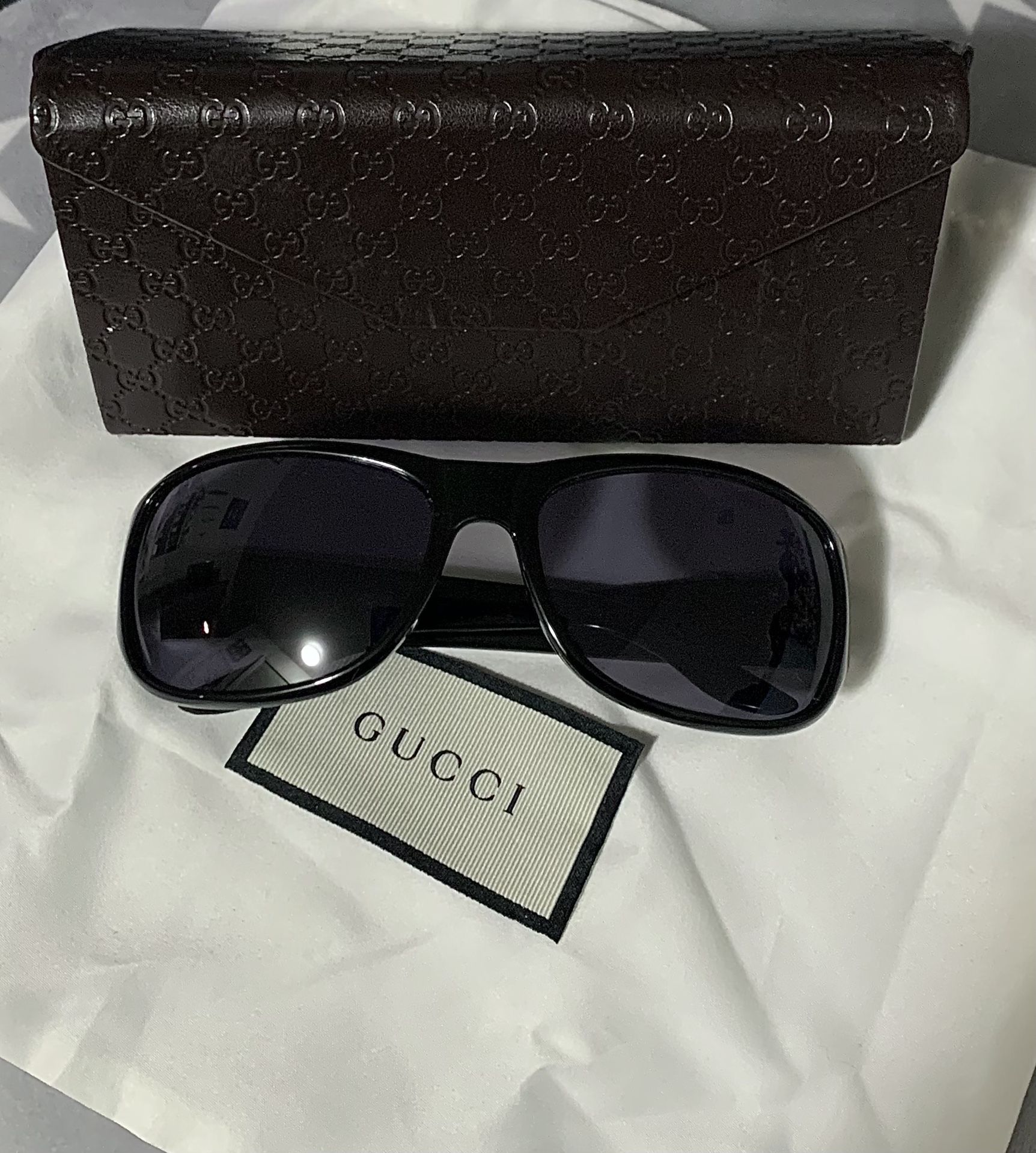 NEW✨ GUCCI Sunglass with a case and a bag.