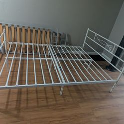 Bed Frame: Queen Size