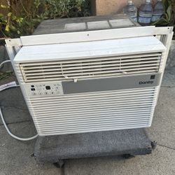 Air Conditioning In Excellent Condition With 12.000 Btus By Danby