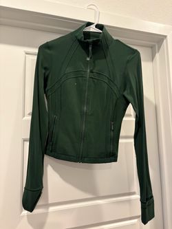 OLIVE GREEN SIZE 2 LULU CROP DEFINE (matching shorts available dm if interested )