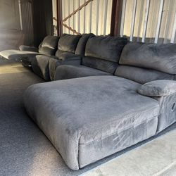 NEW ARRIVAL ‼️ ASHLEY OVERSIZED SECTIONAL W/ RECLINERS (gray)