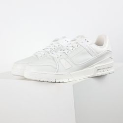 A pair of fashionable and versatile shoes