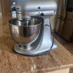 5.5 quart Kitchen Aid Mixer