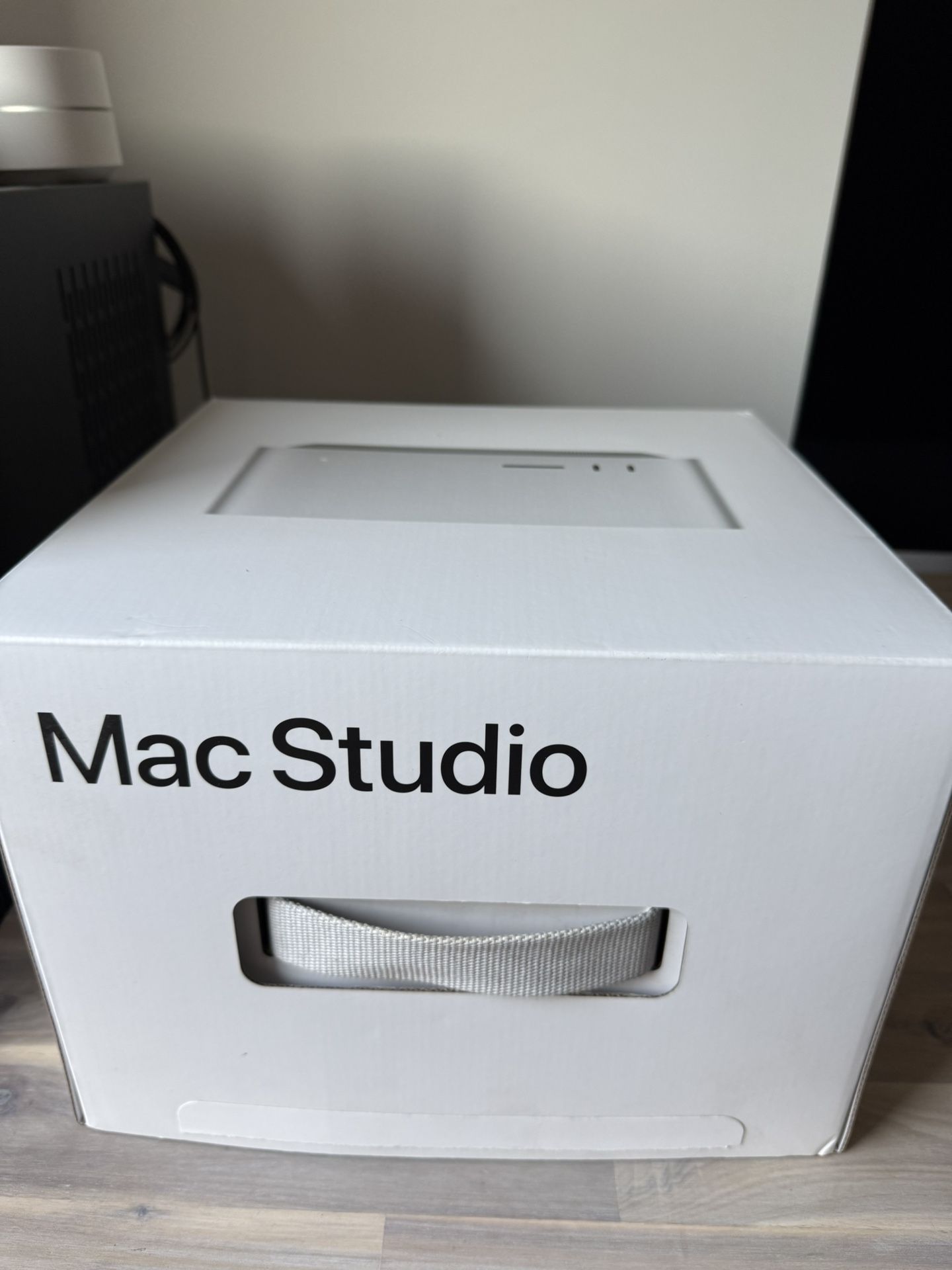 Apple Mac Studio M1 Ultra 64MB RAM 2TB SSD