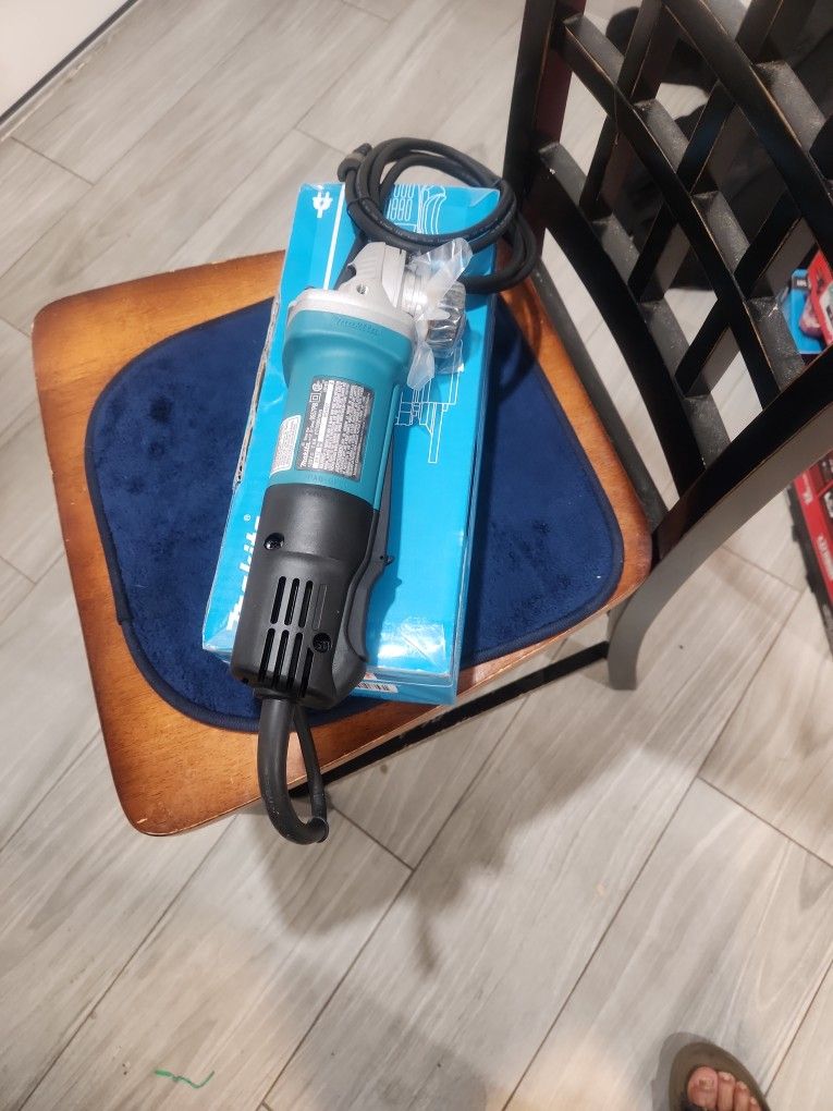 Makita Angle Grinder 4 1/2"