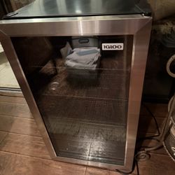 Igloo Fridge/ Soda/ Wine Cooler 