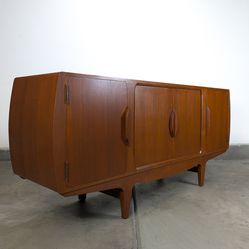 Vintage Mid Century Modern Teak Sideboard/Buffet by Johannes Andersen for Uldum, c1950s