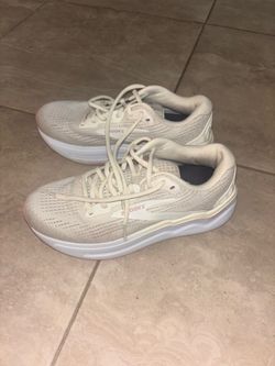 Brooks women’s ghost max 3 size 8