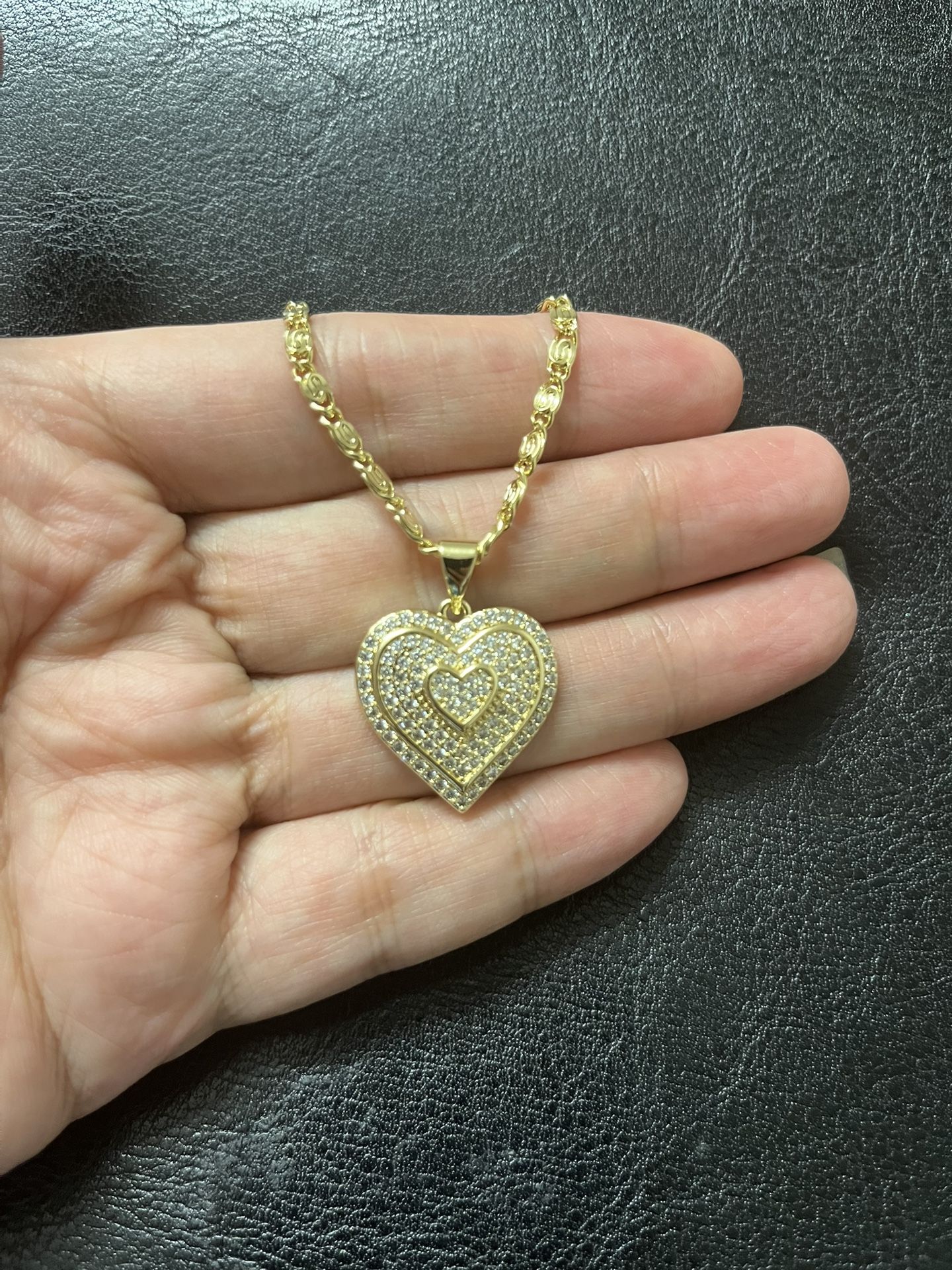 Gold plated heart pendant with chain.