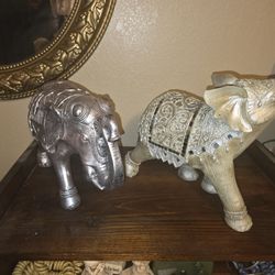 Silver elephants decor lightweight 2/$15
One has a gem glued to it's truck.
Pick up in Harlingen, I live near Walmart
Antiques and Telephones 