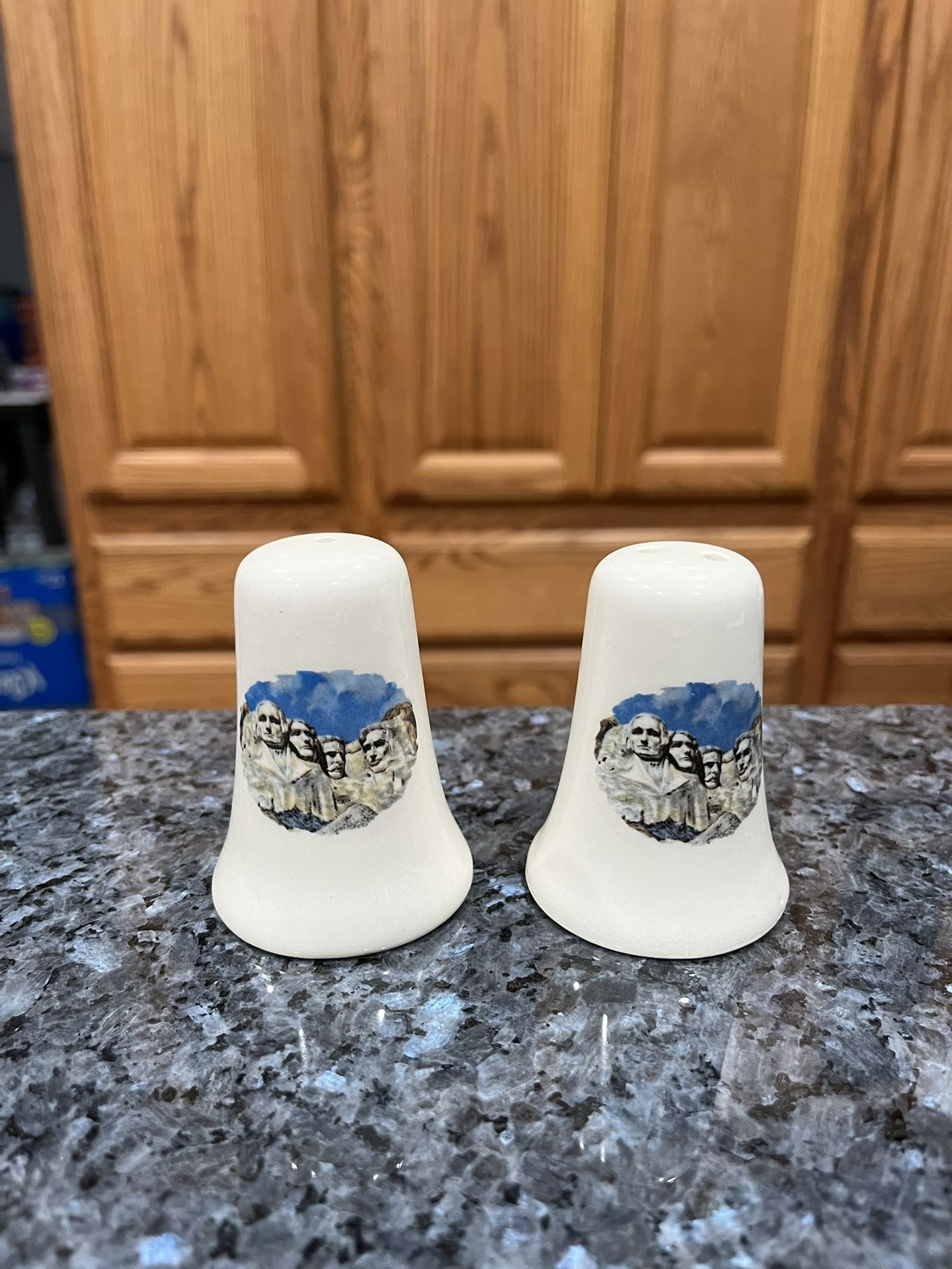 Ceramic Vintage ceramic Mt. Rushmore Pair of Salt and Pepper Shakes. Size approximately 3 inches tall. Preowned no chips Or Cracks