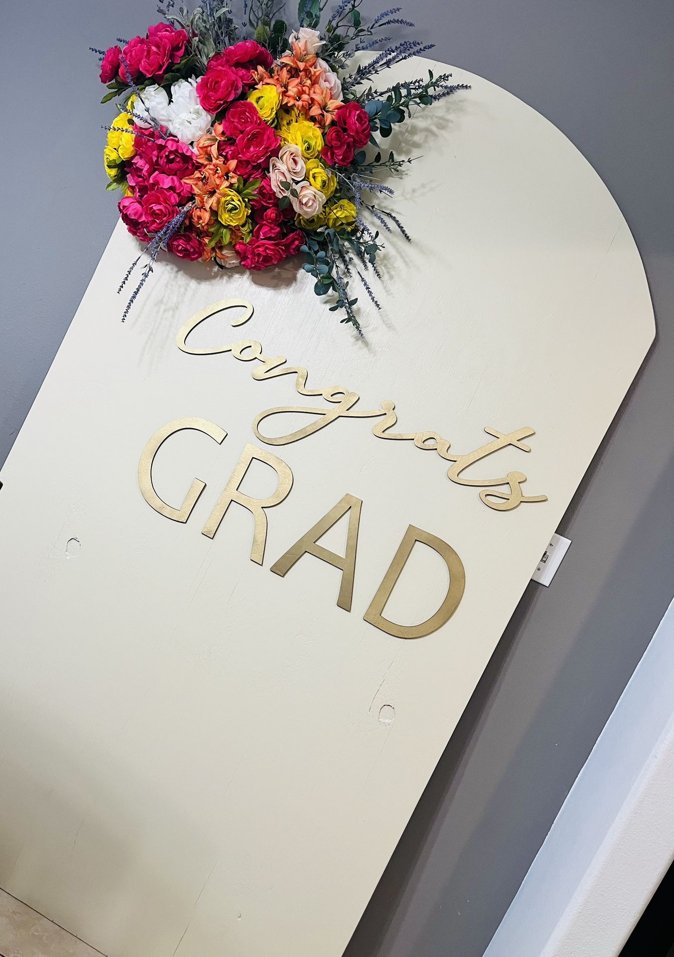 Backdrop & Floral Arrangement
