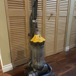 Dyson DC33 with Attachment 