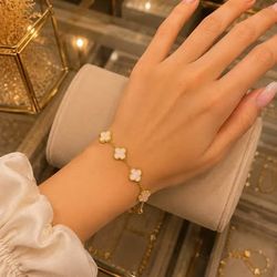 Pulsera de oro laminado con flores rosas