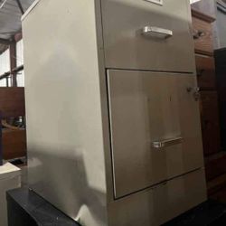 Locking File Cabinet 