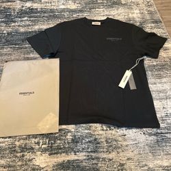 Black essential t-shirt