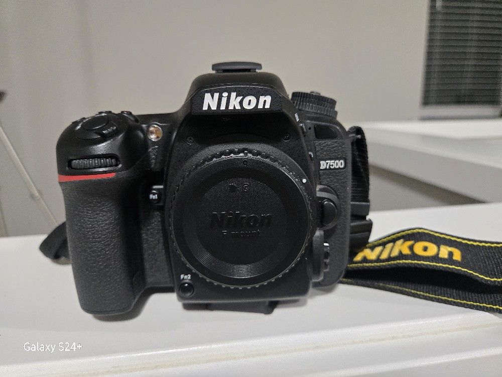 Camera Nikon D7500