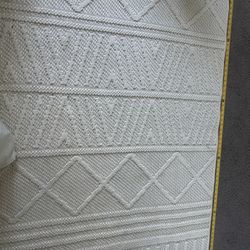 Off White RUG 6’7 X 9x1 