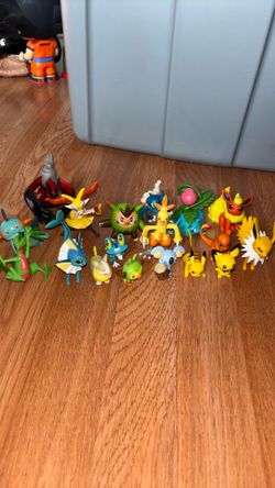 18 Pokémon figures