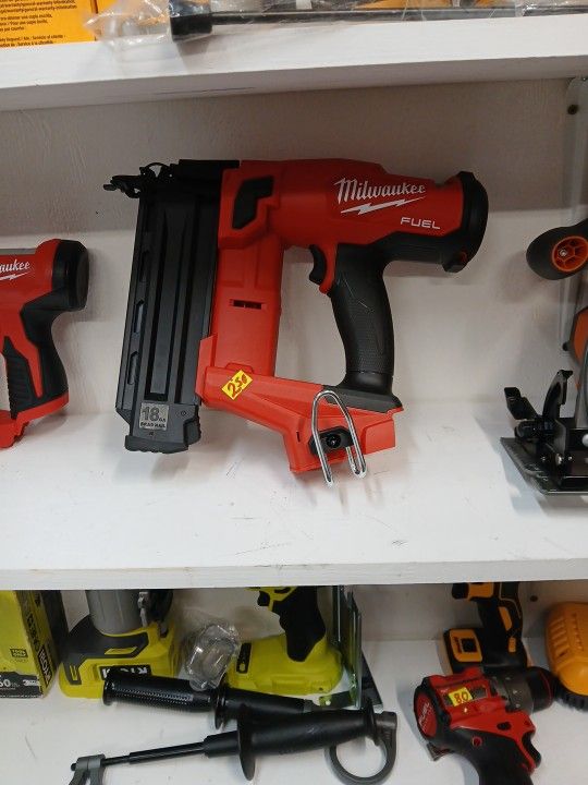 Milwaukee New Fuel Brushless M18 Brad Nailer