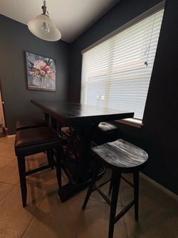 Rooms To Go Large Dinning Set with Bench