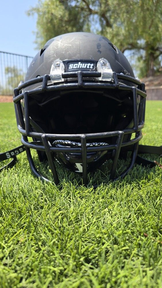 Schutt Vengeance Pro LTD II Adult Football Helmet
Matte Black