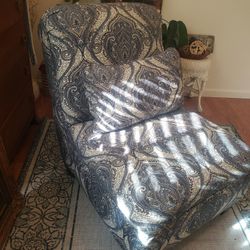 For Armless Chair With Matching Pillow Blue And White With New Condition $100 Firm Pick Up Only Trying To Show Me Northeast Fresno