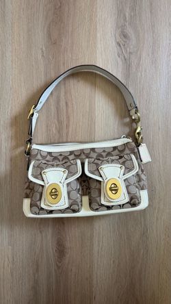 coach white legacy shoulder bag 🥥🐇