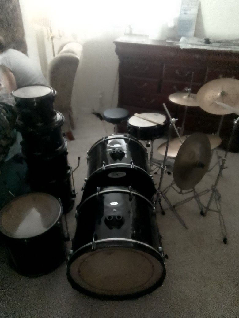 8 piece SP Drum Kit With All The Hardware And High Hat, Ride, Crash, And Two Chinas