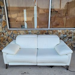 White premium Italian leather recliner sofa, white couch. https://offerup.com/redirect/?o=c2VjdGlvbmFsLkZ1cm5pdHVyZQ== interior design mueble