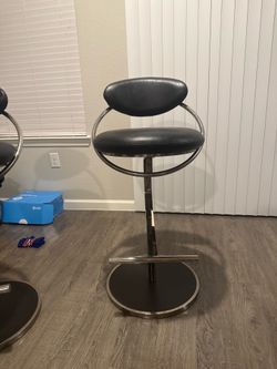 Set of 2 Black Swivel Bar Stools / Counter Chairs – Chrome/Black Base