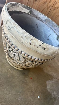 Plastic flower pot