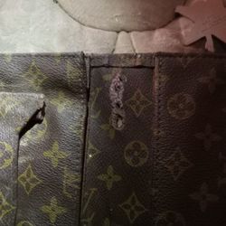 Authenti Louis Vuitton Etui Voyage monogram clutch

