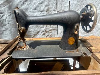 Vintage Singer Treadle Sewing Machine & Cast Iron Base – As Is