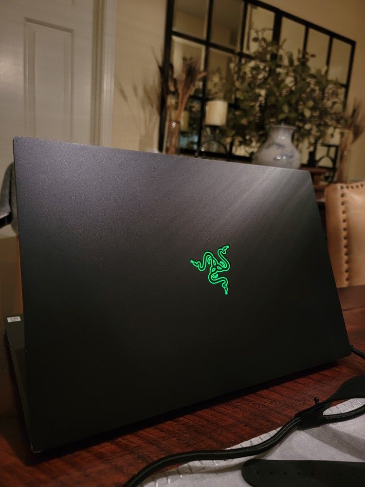 Razer Blade 15 Advanced - 300Hz - 32GB Ram - 2TB - GeForce RTX 2070 Super Max-Q 
