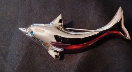 Dolphin shiny silvertone brooch